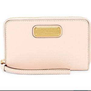 Marc Jacobs New Q Wingman Small Leather Wristlet